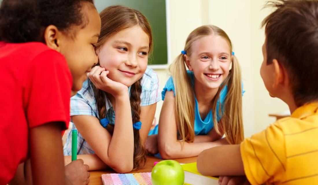 Grundschüler mit Apfel