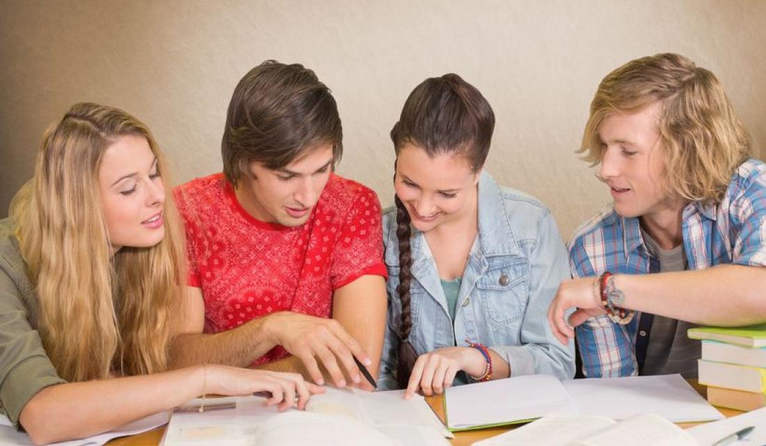 Schülergruppe bei Projektarbeit