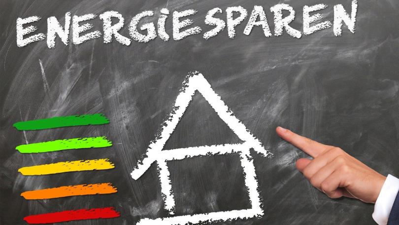 eine Tafel auf dem ein Haus gemalt wurde