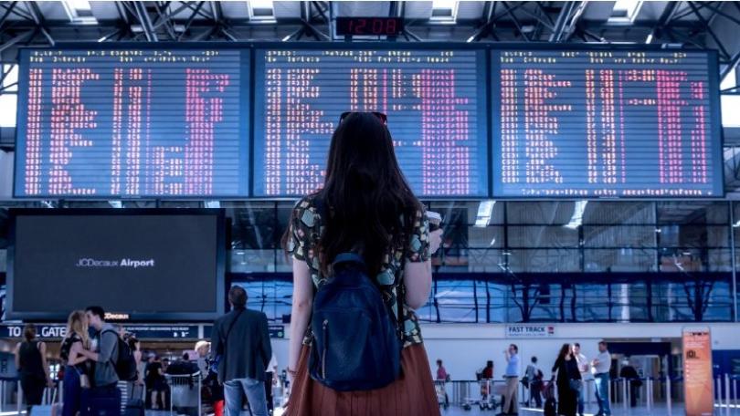 Ankunftstafel Flughafen