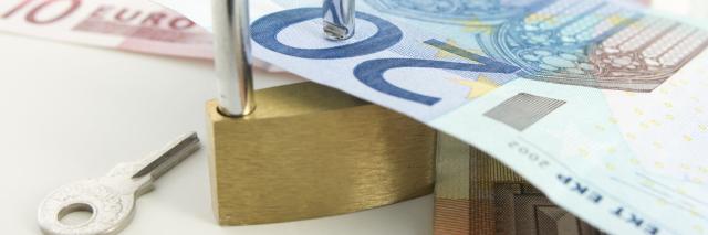 Geldscheine mit Schloss verriegelt