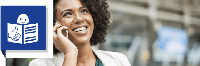 Eine Frau lächelt am Telefon, daneben das Europäische Symbol für Leichte Sprache
