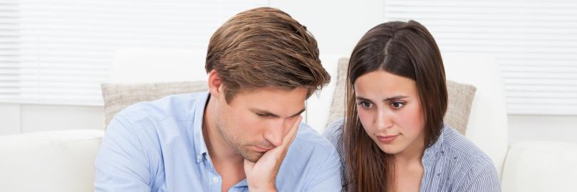 Ein Paar äregert sich über die Gaspreiserhöhung ihres Anbieters.