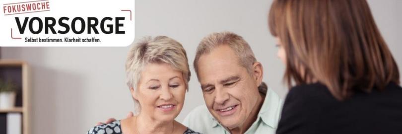 älteres Paar schauen in ein Vertrag, lächeln dabei