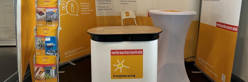 messestand mit dem Verbraucherzentralenlogo
