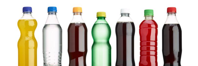 sieben 0,5 l Flaschen ohne Etikette in verschiedenen Farben