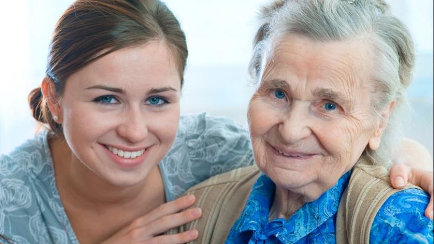 Pflege ältere Dame junge Frau