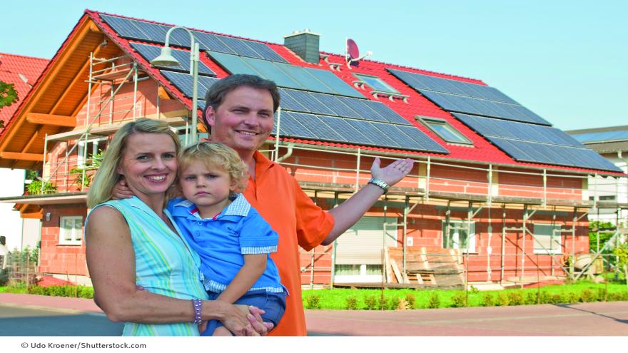 Familie vor Haus