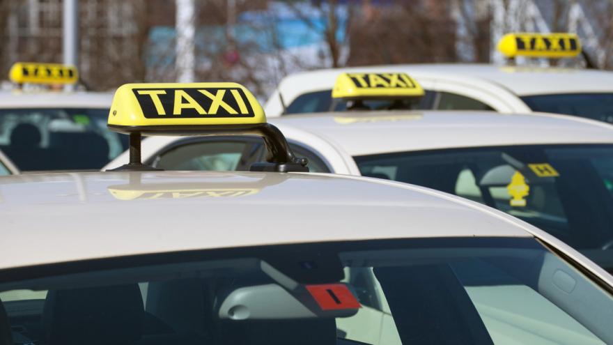 Mehrere Taxis neben- und hintereinander