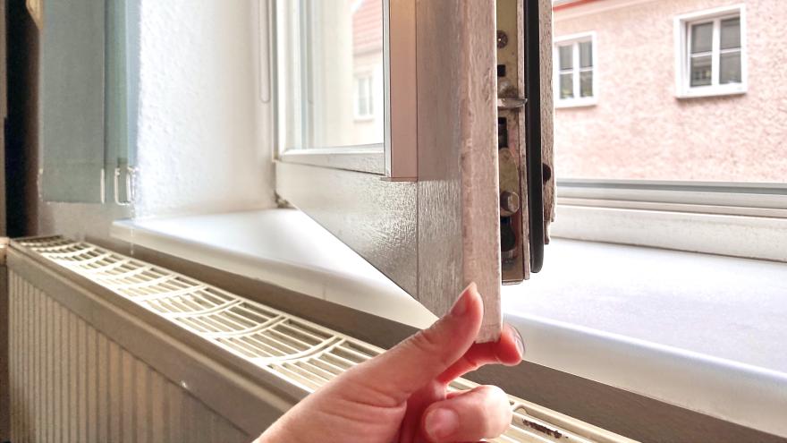 Fenster wird von Hand geoeffnet