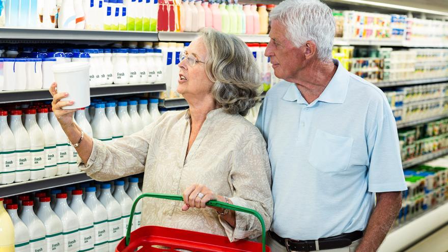 Senioren kaufen Milch im Supermarkt