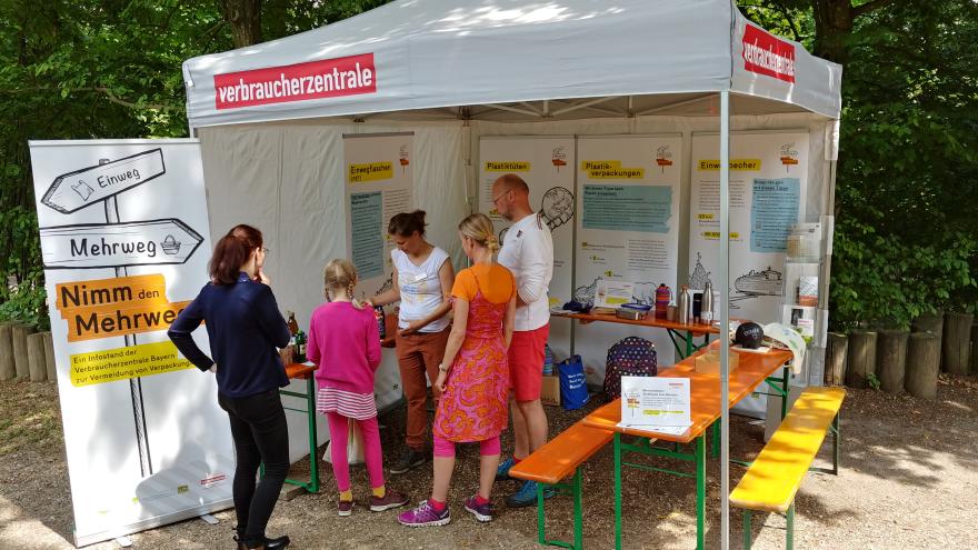 Besucher des Infostands Nimm den Mehrweg