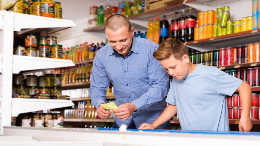 Junge mit Vater im Supermarkt vzmv