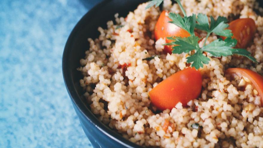 Schale mit Couscous-Salat