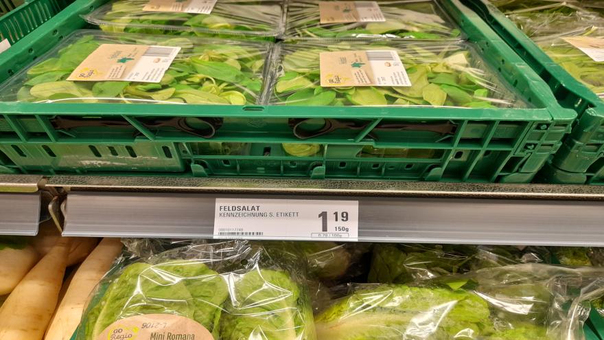 Feldsalat im Regal