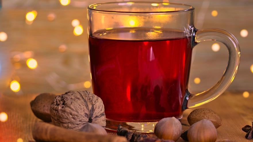 Glühwein mit Deko am Tisch