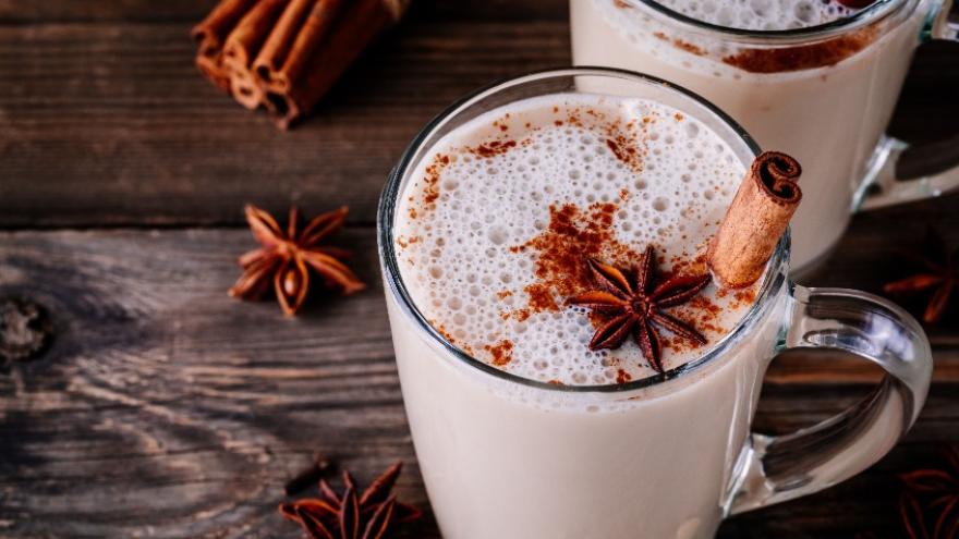 hausgemachter Chai Latte auf eine Holztisch
