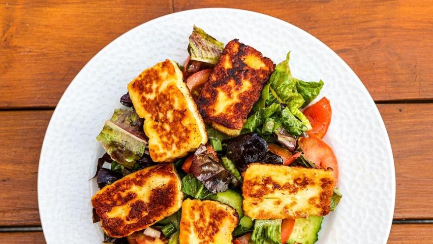 Salat mit gegrillten Halloumi