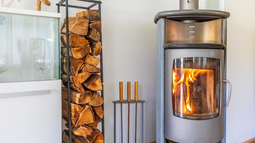 Kamin mit Holzscheiden