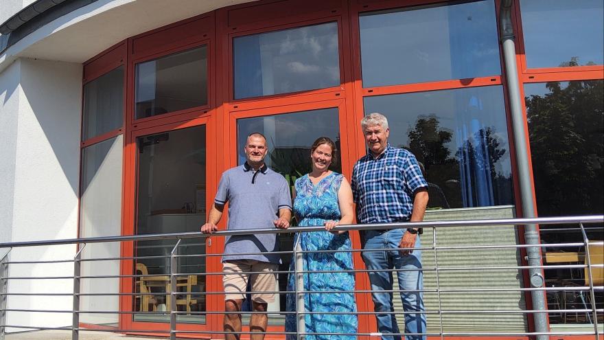 Gebäude mit drei Personen