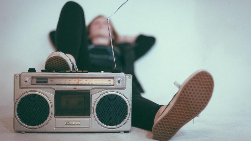 Ein junger Mensch hört Radio.