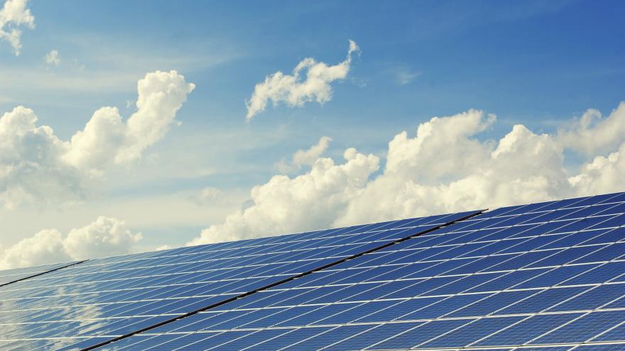 Solarzellen auf einem Großen Dach