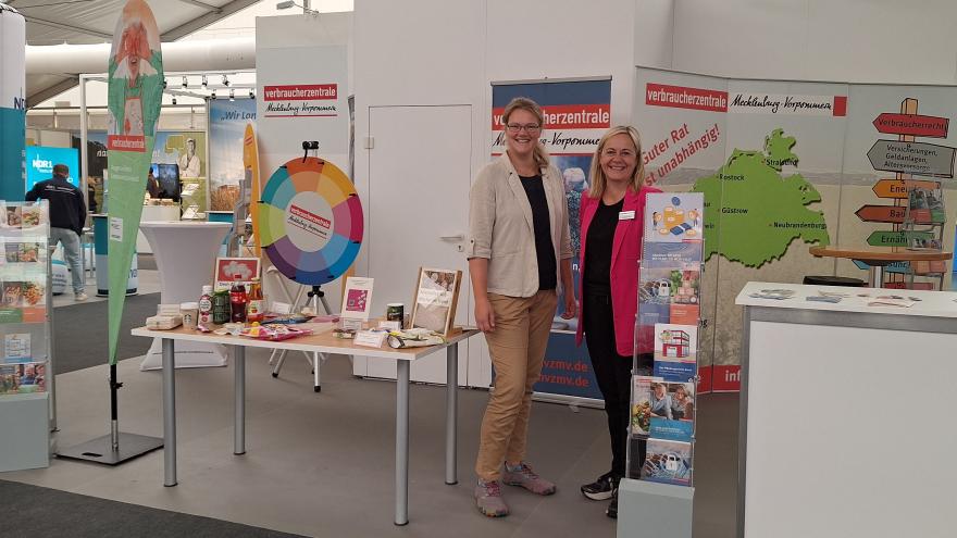Messestand mit zwei Mitarbeiterinnen