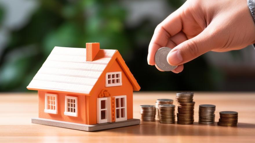 kleines Haus mit geldstapeln