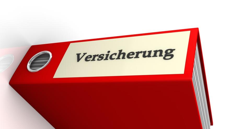 roter ordner mit der aufschrift Versicherung
