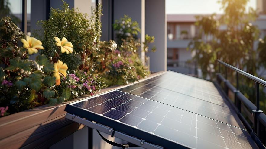 ein Balkon mit Blumen und Solarmodule