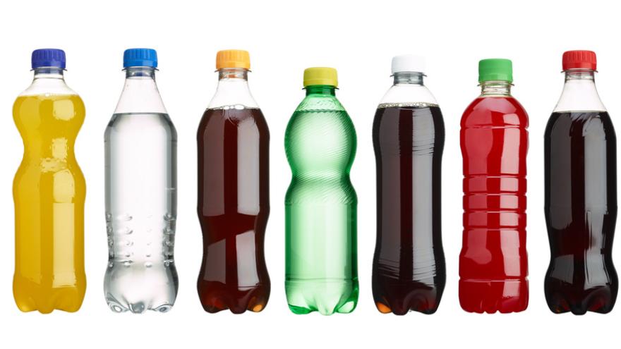 sieben 0,5 l Flaschen ohne Etikette in verschiedenen Farben