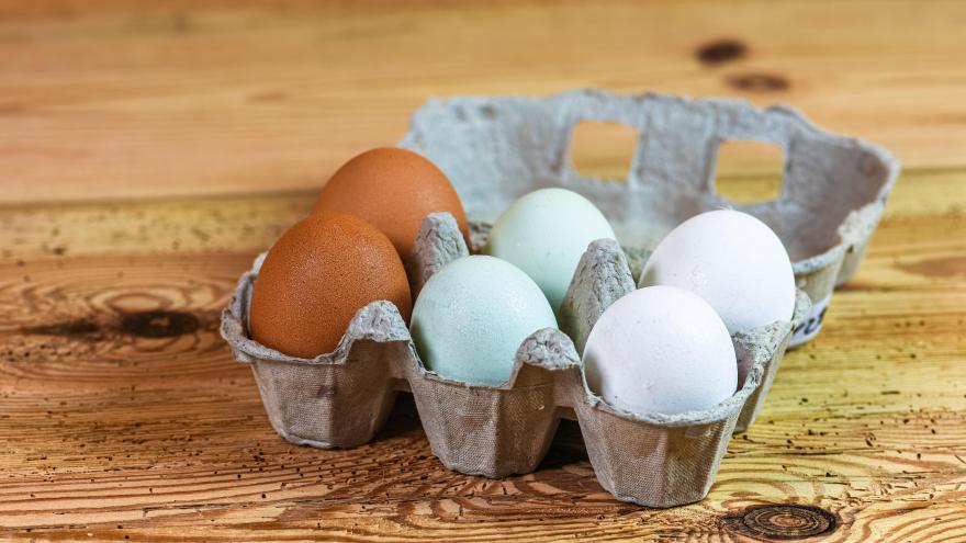 Pappeierpackung mit weißen und braunen Eiern