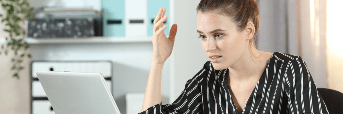 Frau sitzt frustriert vor ihrem Laptop