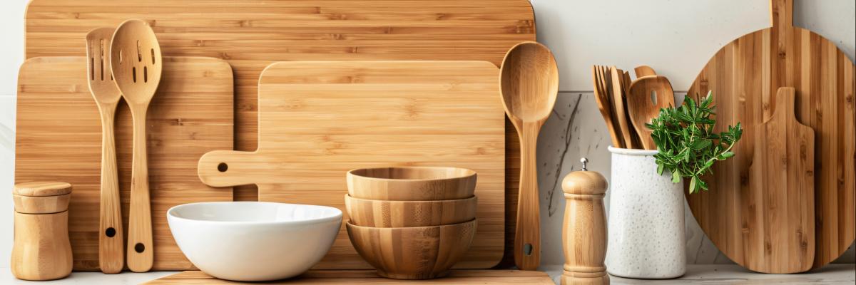 Küchenutensilien aus Holz, darunter Löffel, Schneidbretter und Schalen