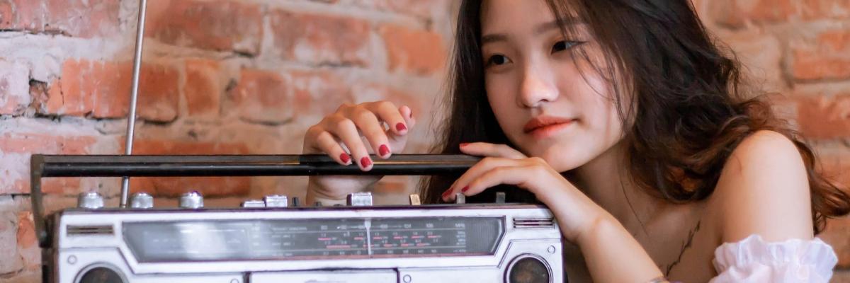 Frau mit einem Kassettenrekorder