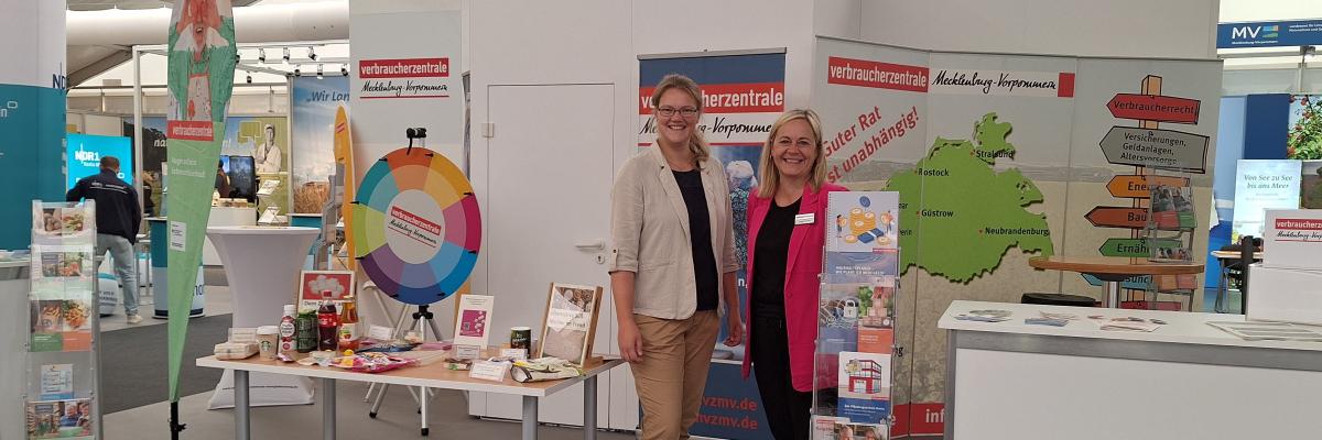 Messestand mit zwei Mitarbeiterinnen