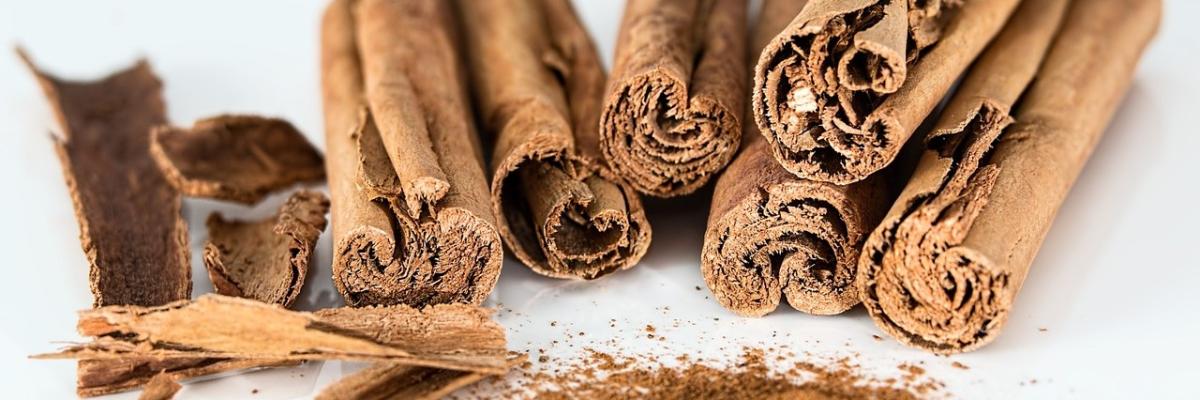 mehrere  Zimtstangen und braunes Pulver (Zimt)
