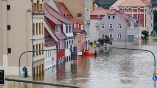 Hochwasser überflutet eine Stadt