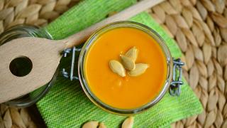 Kürbissuppe in einem offenen Einmachglas, Blick von oben