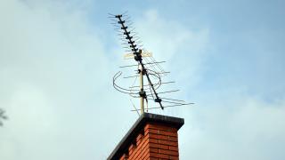 TV und Radio-Antenne vor blauem Himmel