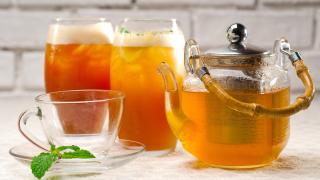 Teekanne mit Gläsern