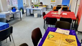 Stationen des Workshops Ess-Kult-Tour sind in einem Schulungsraum aufgebaut.