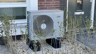 Wärmepumpe vor einem Haus