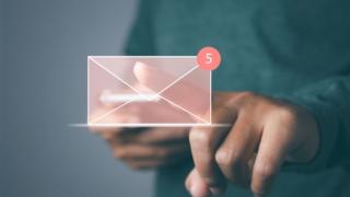 Hände tippen auf einen visueller Briefumschlag