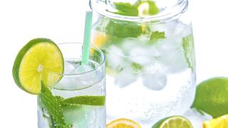 Wasserglas mit Limette und Pfefferminze
