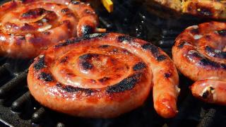 Verbrannte Würste auf einem Grill