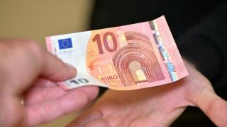 Geldschein geht von Hand zu Hand