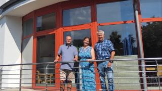 Gebäude mit drei Personen