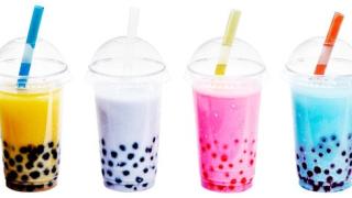 bunte Becher mit Bubbel Tea