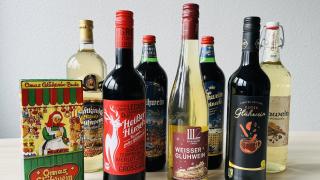 Auswahl von Glühwein auf dem Tisch. 